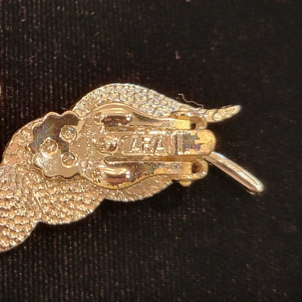 Vintage TARA Signed Light Gold Tone Floral Lily‎ Pad Clip On Earrings